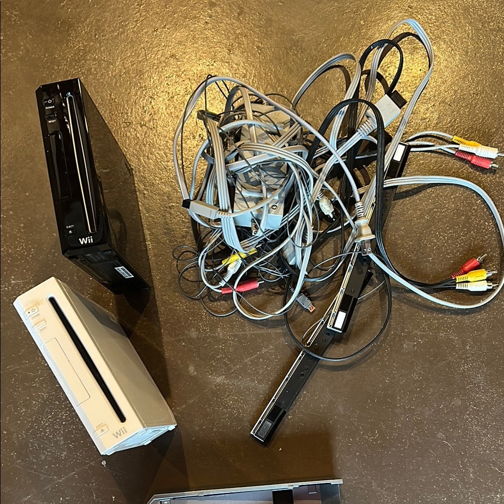 Nintendo Wii Console Set - Black and White